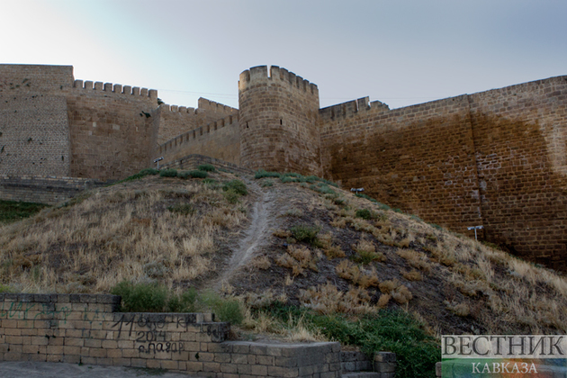 Под стеной древней крепости в Дагестане подожгли мусор