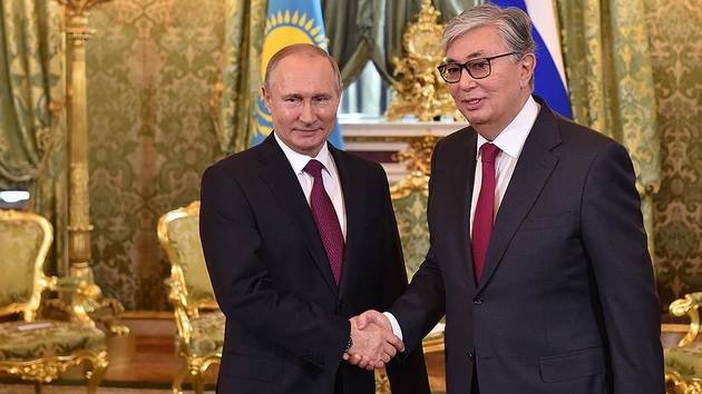 Путин обсудил с Токаевым вывод миротворцев из Казахстана