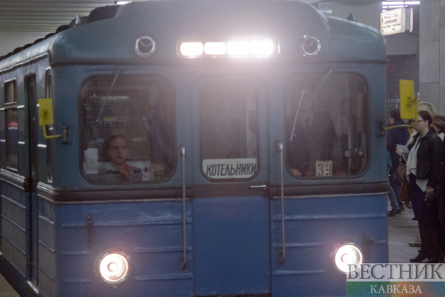 Человек упал на пути на синей ветке метро в Москве