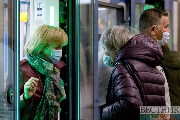 Пассажирка упала под прибывающий поезд в метро Москвы