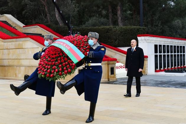 Ильхам Алиев и Мехрибан Алиева почтили память погибших в трагедии "Черного января" (ВИДЕО)