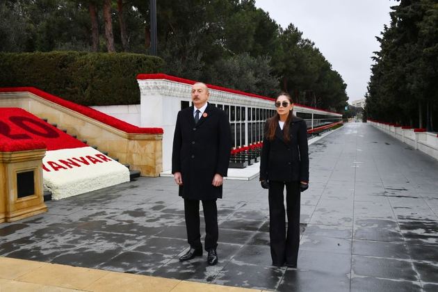 Ильхам Алиев и Мехрибан Алиева почтили память погибших в трагедии "Черного января" (ВИДЕО)