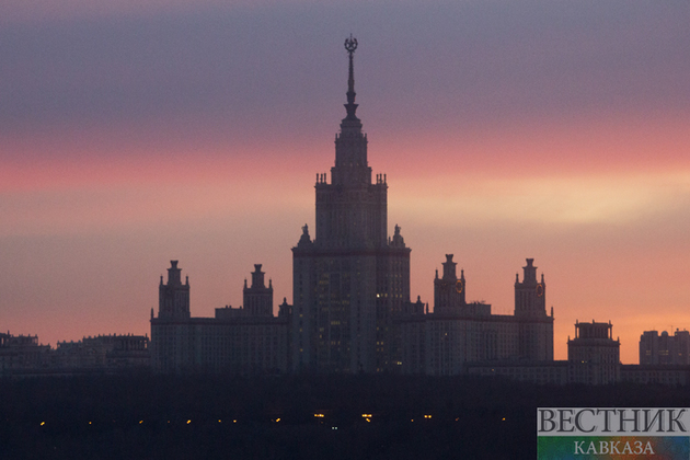 Главное здание МГУ горит в Москве?