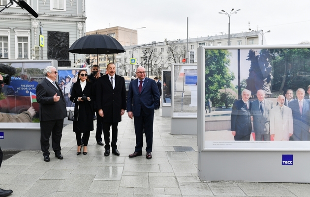 Ильхам Алиев и Мехрибан Алиева посетили выставку в ТАСС (ВИДЕО)