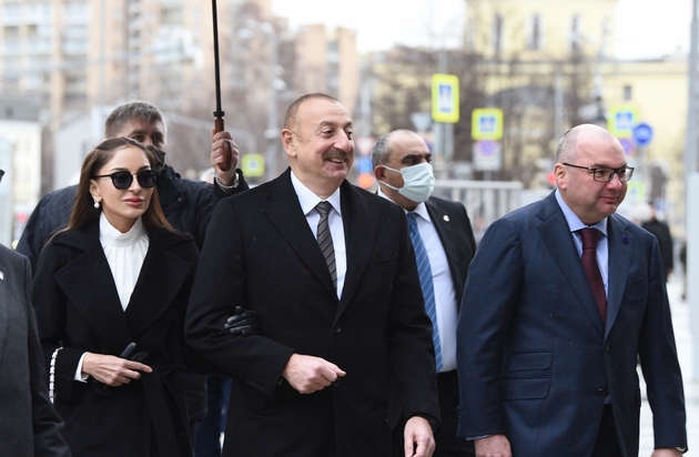 Ильхам Алиев и Мехрибан Алиева посетили выставку в ТАСС (ВИДЕО)