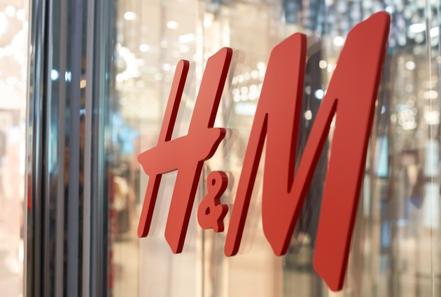 H&M останавливает продажи в России