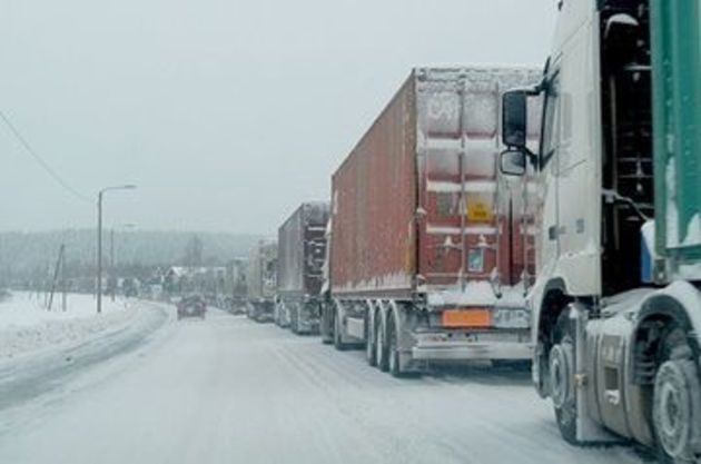 Непогода снова закрыла "Верхний Ларс" для грузовиков
