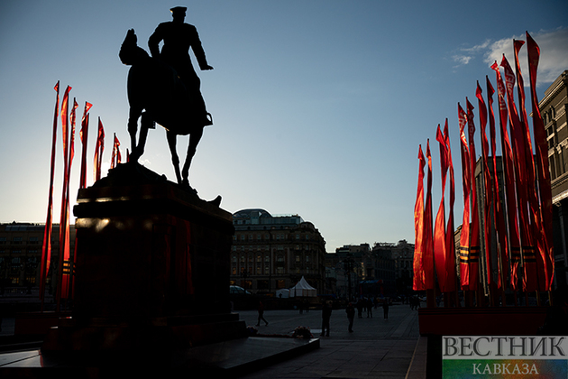 Москву украсили ко Дню Победы (фоторепортаж)
