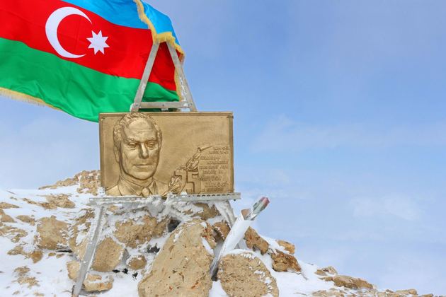 Азербайджанские силовики взошли на "Пик Гейдара" в честь 99-летия Гейдара Алиева