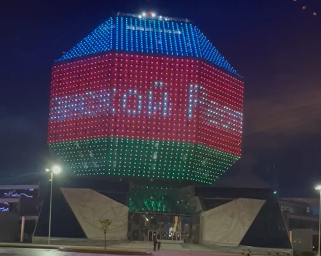 На здании Национальной библиотеки Беларуси размещена видеопроекция по Дню независимости Азербайджана (ВИДЕО)