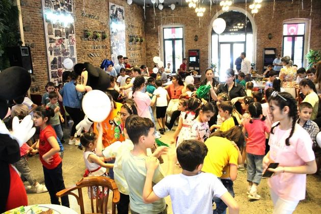 Лейла Алиева организовала праздник для детей в Гяндже (ФОТО)