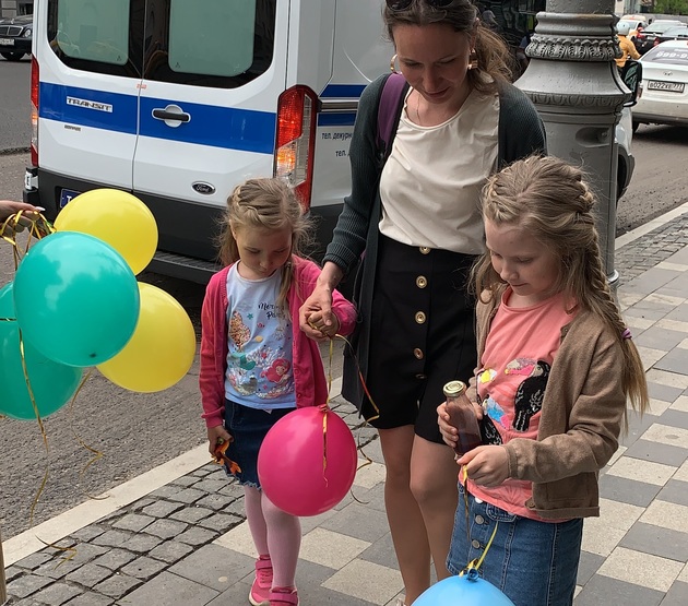 Активисты АМОР провели акцию "Подари улыбку" в День защиты детей (ФОТО, ВИДЕО)