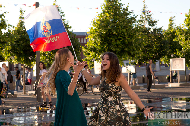 Самый большой российский флаг развернули в московском парке "Измайлово "