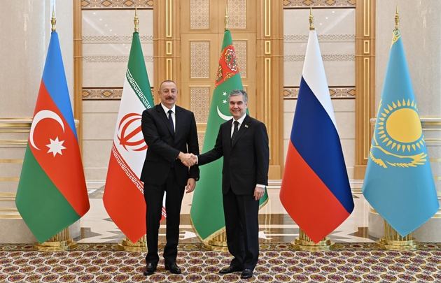 Ильхам Алиев начал визит в Туркменистан