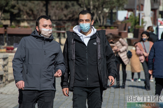 Жителям Азербайджана снова рекомендуют носить маски в закрытых помещениях