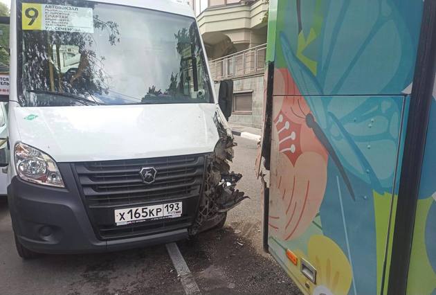 "Газель" с пассажирами попала в аварию в Ялте