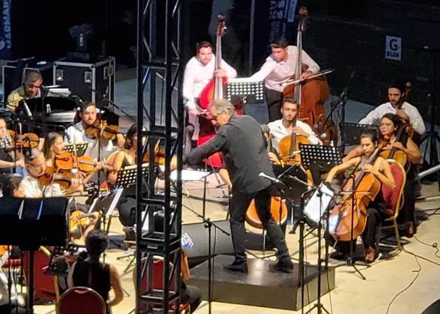 Симфонический оркестр "Максат" выступает в Мармарисе 