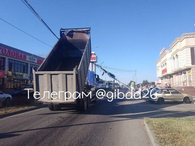 Самосвал уронил опору ЛЭП в Минводах