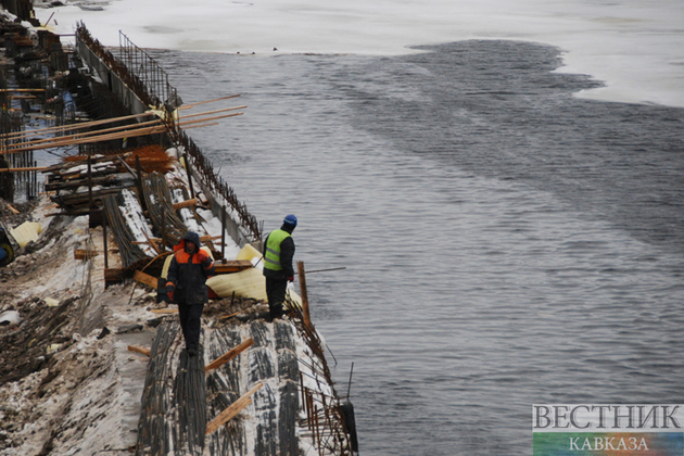 Строители везут на место первый пролет Крымского моста