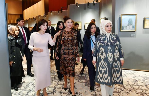 Мехрибан Алиева посетила выставку "Краски Узбекистана" в Самарканде