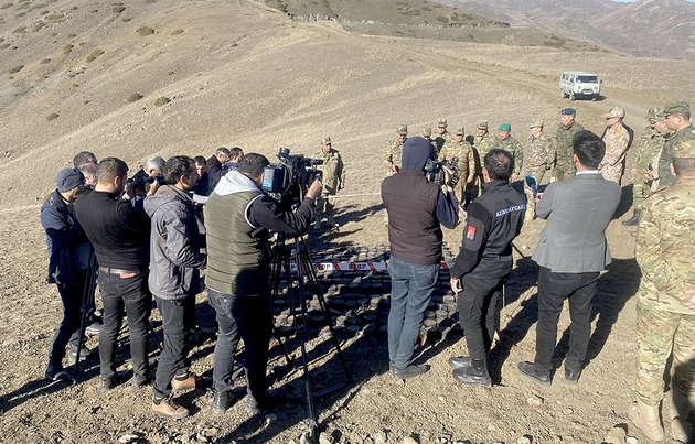 Военные атташе и журналисты осмотрели армянское минное поле в Лачинском районе