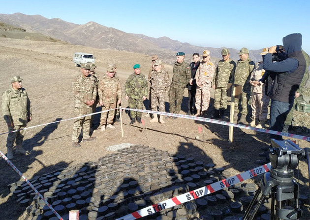 Военные атташе и журналисты осмотрели армянское минное поле в Лачинском районе