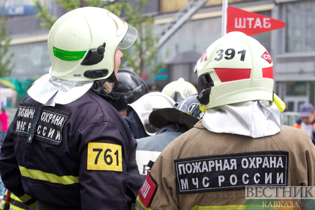 Промзону в Волгограде тушат сто огнеборцев и пожарный поезд