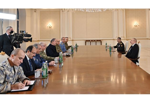 Ильхам Алиев провел встречу с Хулуси Акаром