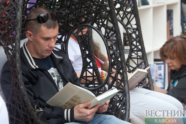 В Тбилиси приглашают на новогодний книжный фестиваль