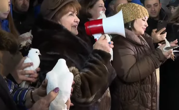 Азербайджанские экоактивисты выпустили в небо белых голубей на мирной акции в Карабахе (ВИДЕО)