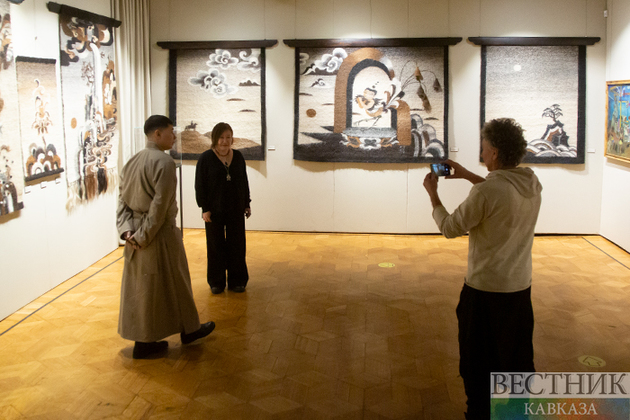 Выставка бурятской художницы открылась в Москве (фоторепортаж)