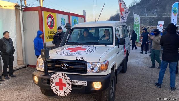 Автомобили Красного Креста транспортировали по Лачинской дороге троих тяжелобольных