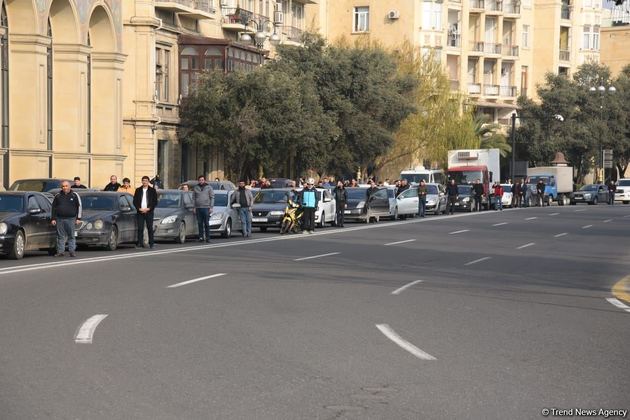Минутой молчания почтили в Азербайджане память шехидов "Черного января"