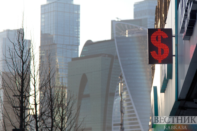 Рубль слабеет на открытии торгов на Московской бирже