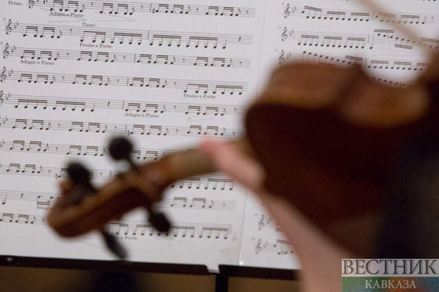 Евреи и скрипка -  традиция, помогающая &quot;не сломать шею&quot;