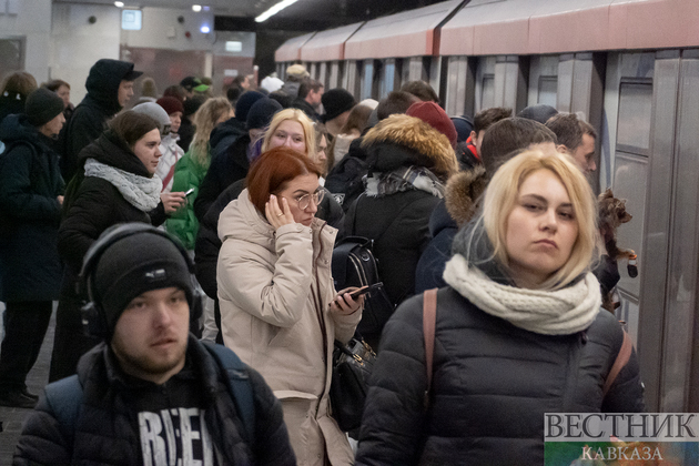 Пассажиры на станции “Текстильщики“ БКЛ Московского метро