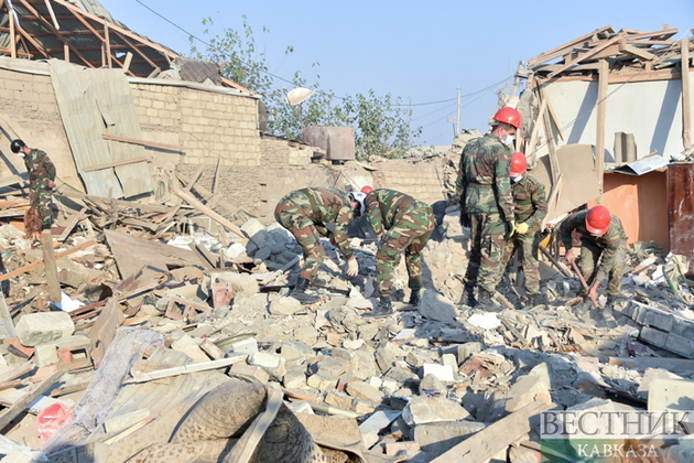 В Шанлыурфе упал один из поврежденных землетрясениями жилых домов