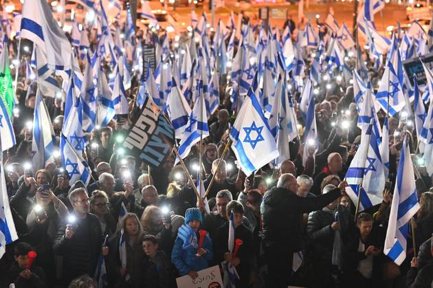 Нетаньяху сметают палестинскими флагами