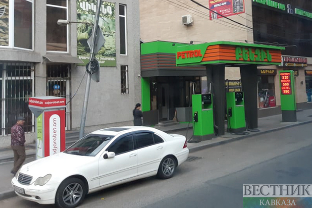 АЗС "заклеймят" за недолив бензина в Армении