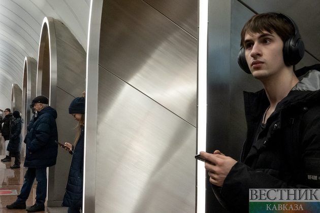 Пассажиры на станции “Рижская“ БКЛ Московского метро