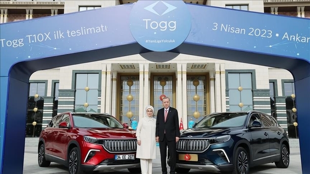 Эрдоган с женой на церемонии вручения первых турецких электромобилей