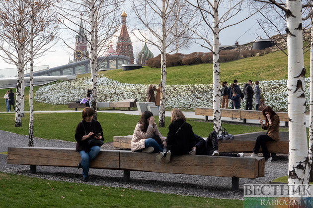 Отдыхающие в парке Зарядье в Москве