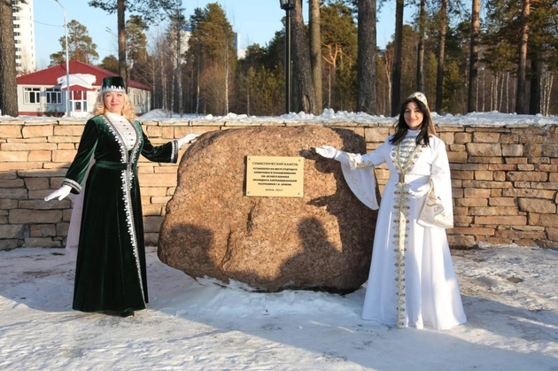 Фото символического камня, на месте которого будет установлен памятник Гейдару Алиеву
