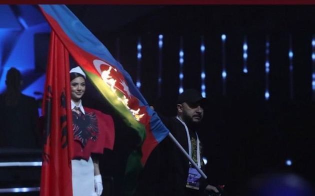 Сжегшего флаг Азербайджана дизайнера объявили в международный розыск