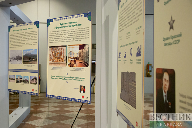 Экспонаты выставки к 100-летию Гейдара Алиева и его роли в строительстве БАМа