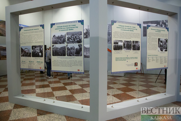 Экспонаты выставки к 100-летию Гейдара Алиева и его роли в строительстве БАМа