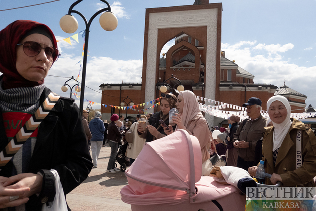 Гости WANDI Bazar Eid Festival у мечети на Поклонной горе в Москве