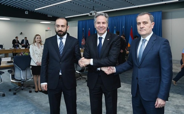 Глава МИД Армении Арарат Мирзоян, госсекретарь США Энтони Блинкен и глава МИД Азербайджана Джейхун Байрамов