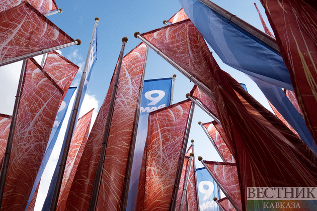 Праздничные флаги ко Дню Победы на Манежной площади