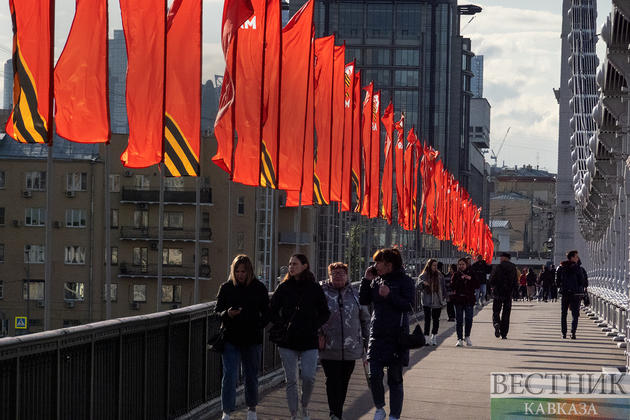 Праздничные флаги ко Дню Победы на Крымском мосту